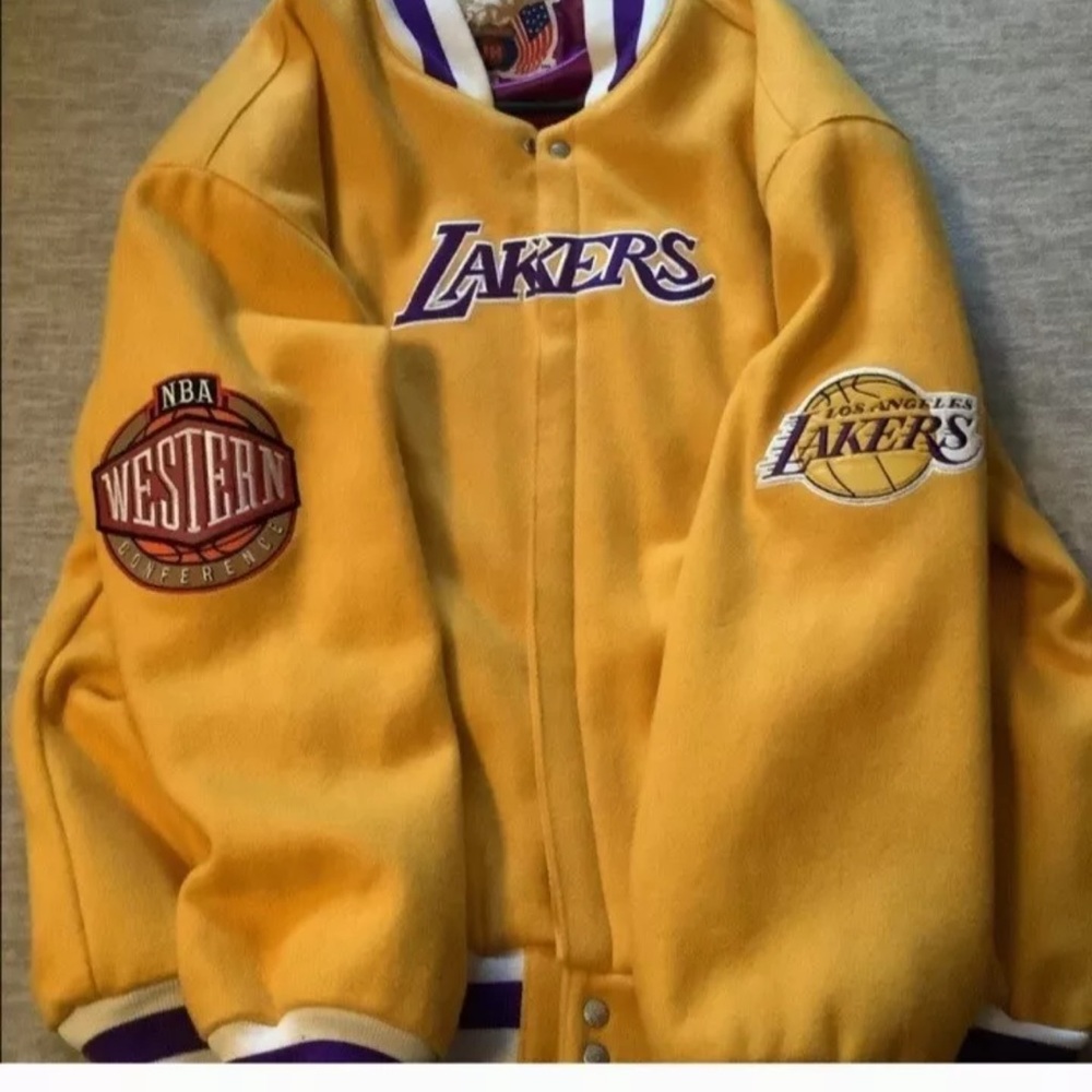 Kobe Bryant lakers jacket. Size is 6d fits like a 5x. Very cool jacket.
